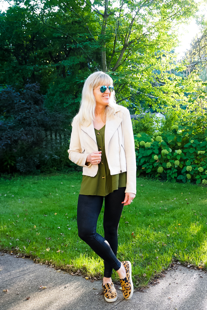 easy leggings outfit with moto jacket