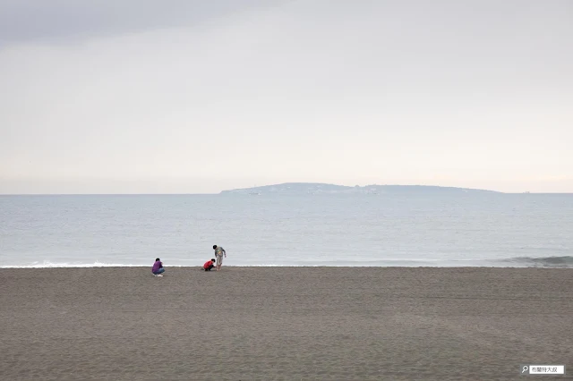 【大叔生活】2021 又是六天五夜的環島小筆記 (上卷) - 在青洲濱海遊憩區的海灘上，就可以遠眺小琉球