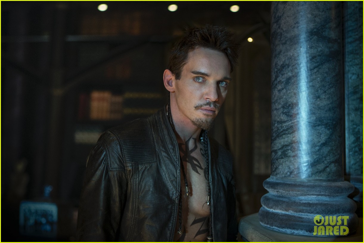 http://1.bp.blogspot.com/-VPZNQBgTtSg/UR4EbpmwQ4I/AAAAAAAAGes/WhVFE6_IJv8/s1600/jonathan-rhys-meyers-mortal-instruments-still-exclusive-05.jpg