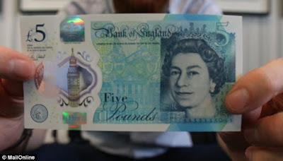 Βρετανία: Κυκλοφόρησαν τα πρώτα πλαστικά χαρτονομίσματα