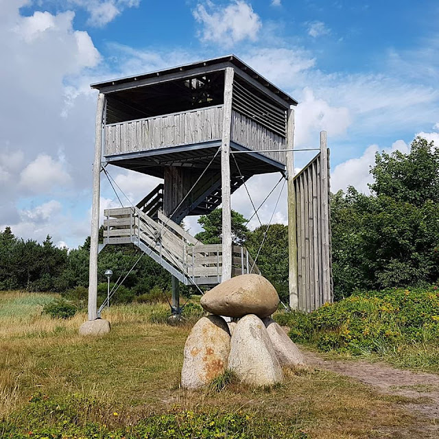 Unsere 11 besten Ausflugstipps für die Ostseeküste Nordjütlands. Der Aussichtsturm liegt in Hou gleich neben dem Hafen und bietet einen schönen Rundum Blick über die Ostsee und die Umgebung.