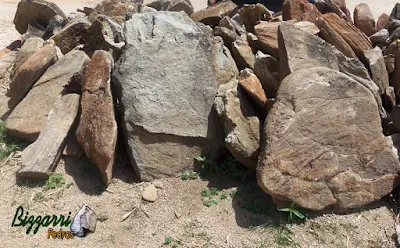 Pedra moledo, tipo chapa de pedra moledo, com tamanhos variados.