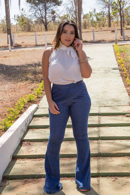 Calça Jeans Flare e Blusa com Gola de Laço