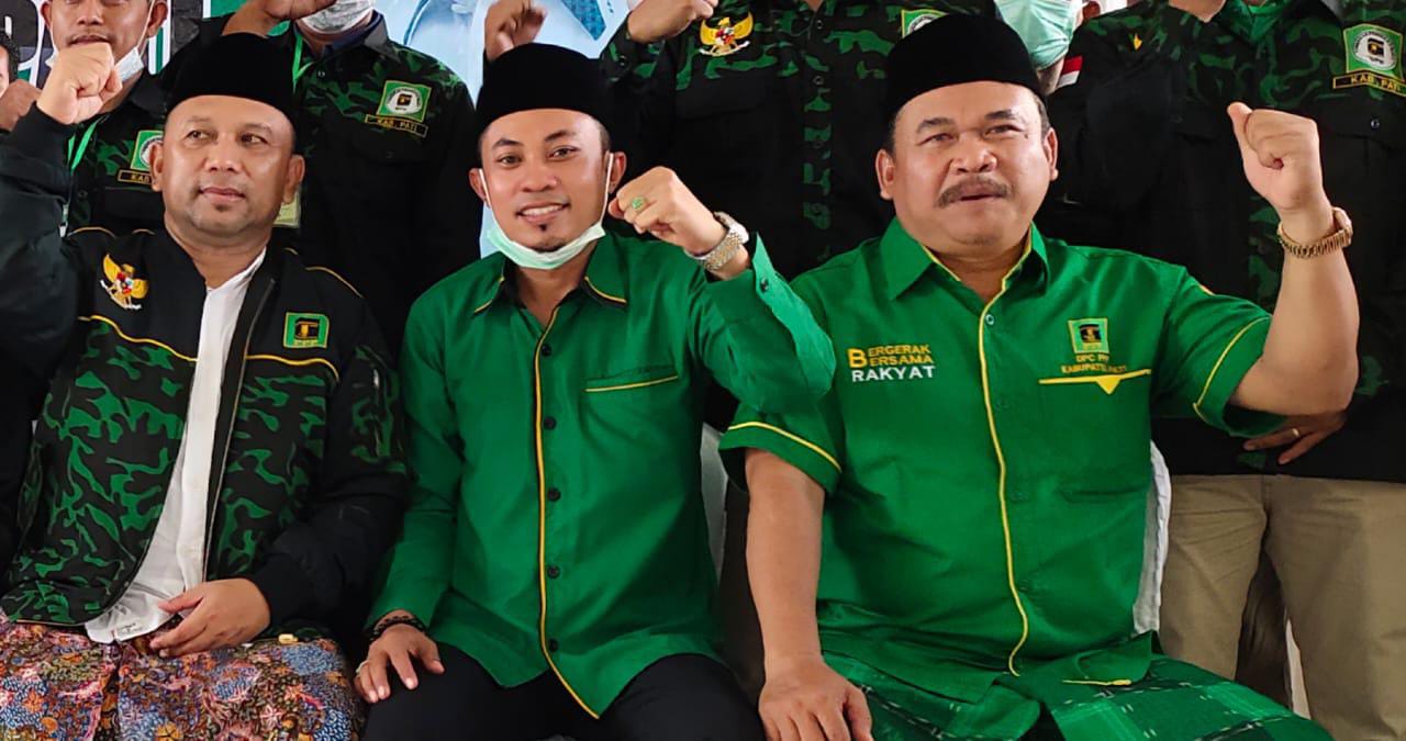 BERJUANG : Sekretaris Fraksi PPP DPRD Pati Muslihan (tengah) berkomitmen melahirkan perda pesantren.