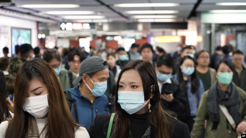 Pasajeros usan máscaras para evitar un brote de un nuevo coronavirus en una estación de metro, en Hong Kong / AP