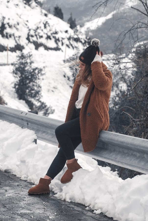 Outfit en la nieve con abrigo de borreguillo