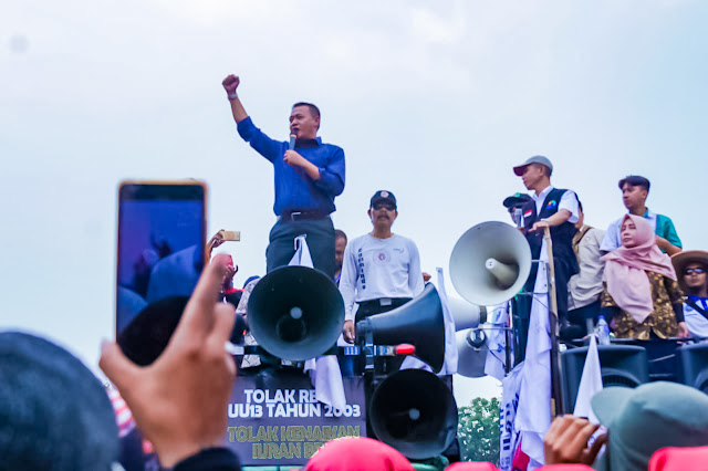 Obon Tabroni Temui Massa Aksi Buruh di DPRRI Obon Tabroni Temui Massa Aksi Buruh di DPRRI