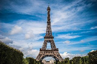 Eiffel Tower/Eiffel tower gets bigger in summer and smaller in winter