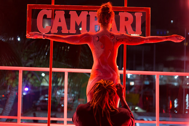 Performance body painting ao vivo personalizada com as cores da marca para evento Campari Red Experience em Salvador
