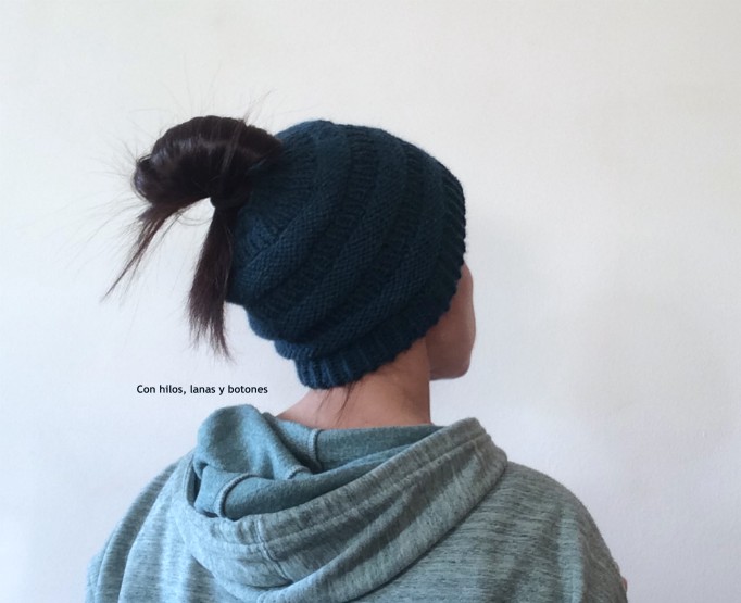 Con hilos, lanas y botones: Messy Bun Beanie