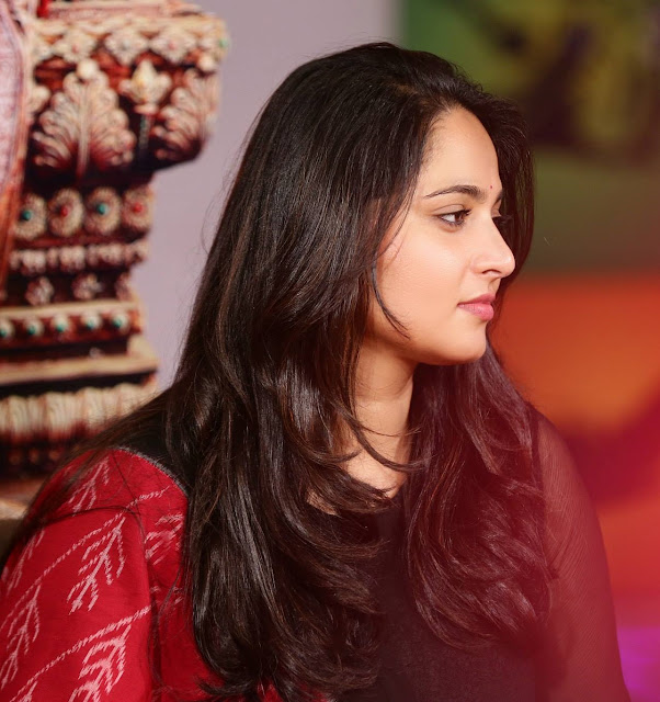 South Indian Hot Actress Anushka Shetty Wallpapers In Black Dress