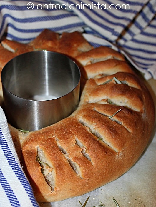 Corona di Pane alle Erbe Aromatiche con Farina di Kamut e Farina Integrale