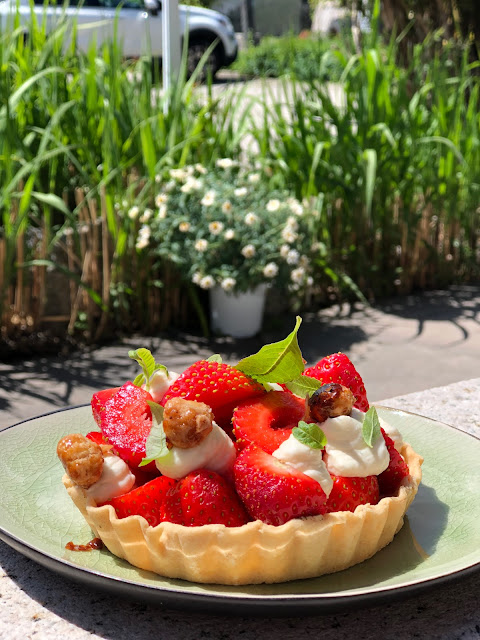 Erdbeer-Tarte, Terrasse, Bergblick, Garmisch-Partenkirchen, Outdoor-Bereich, Patio, 4Eck, Restaurant, Restaurantterrasse, Bergpanorama, Alpspitzblick