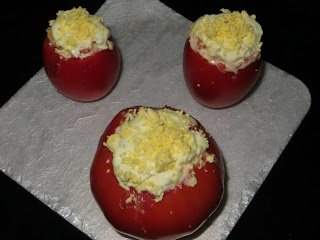 TOMATES RELLENOS CON ATÚN Y MAYONESA DE ALBAHACA