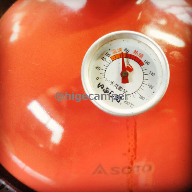 SOTOの燻製ポッドの底面に敷き詰めていきます。中火から強火で熱することで、熱燻されるように燻製ポッド内の温度を上げていきます