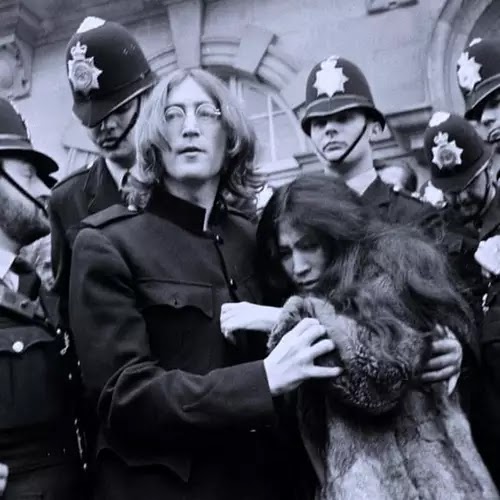 John Lennon (de Los Beatles) y Yoko Ono, saliendo de la corte.