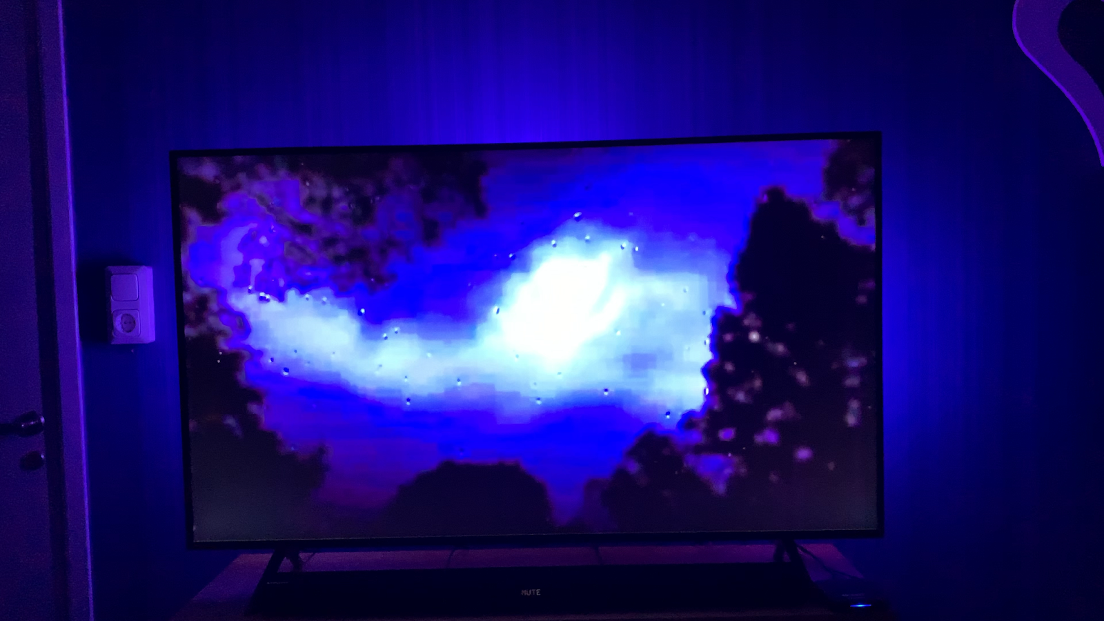 This is how to sync your Philips Hue lamps with any TV without the Philips Hue Sync Box