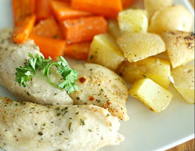 Slow Cooker Garlic Butter Chicken and Veggies #dinner #chicken