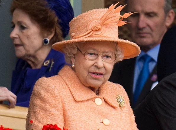  Queen Elizabeth II with the Queen Elizabeth ll Stakes trophy at Qipco Champions Day at Ascot Racecourse