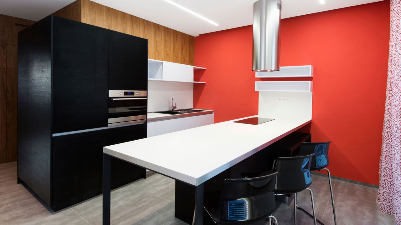 Pinceladas de rojo en la cocina