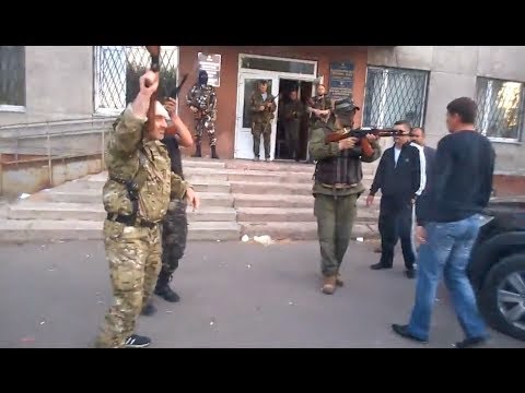 Δείτε τον ΗΡΩΑ πως στέκεται όρθιος απέναντι στο ναζιστικο γουρούνι που τον πυροβολεί εν ψυχρώ. Ένα συγκλονιστικό βίντεο από την Ουκρανία.