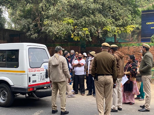 EPS 95 Pension News: Delhi Police misbehaved with old women pensioners, They used force while the protesters demanded to meet the Labor Minister and CBT members for EPS 95 Minimum Pension Hike