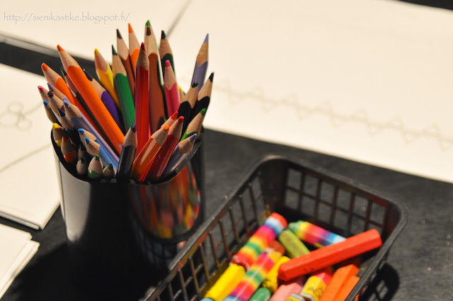 цветные карандаши, мелки для рисования