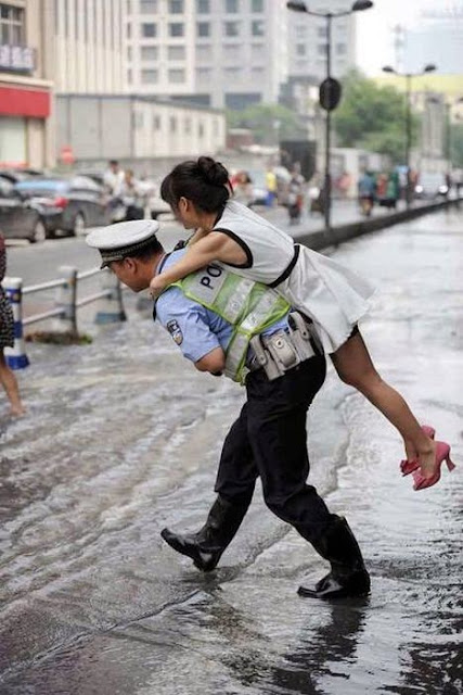 Divertidas imágenes del trabajo de la policía de todo el mundo