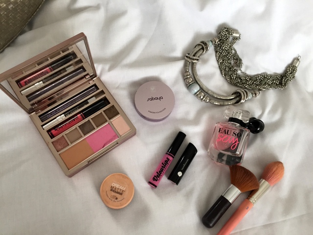 Makeup and Macaroons: Melbourne Mini-break - inside my travel makeup bag