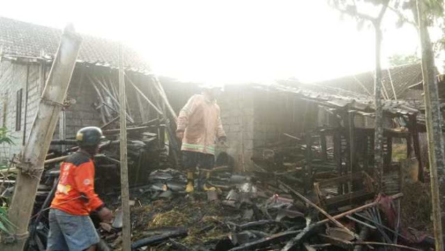 Gara Gara Api Sisa Tungku Memasak, Picu Kebakakaran hebat Di Masaran Gara Gara Api Sisa Tungku Memasak, Picu Kebakakaran hebat Di Masaran