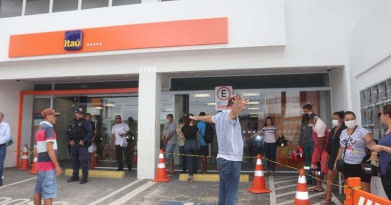 Ivo Gomes organizando filas em bancos e lotéricas no combate ao ...