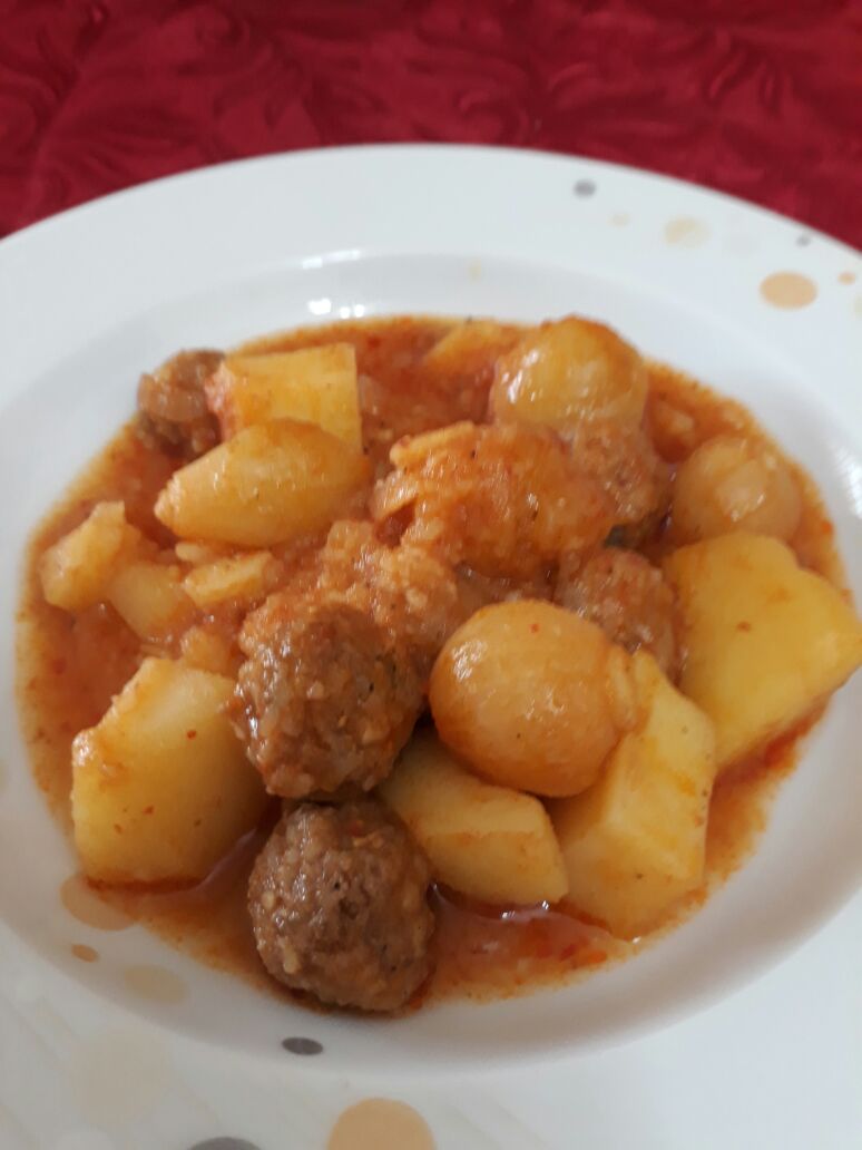 Akissmutfak Güveçte Arpacık Soğanlı, Patatesli Top Köfte