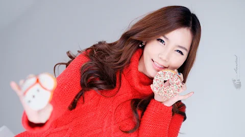 Lee Ji Min in Sweet Red