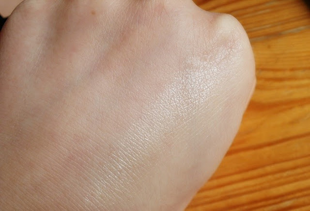 Rozświetlacz Wibo Diamond Illuminator efekt pokazany na skórze dłoni, swatch.