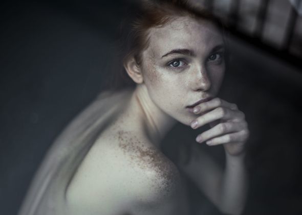 As belas modelos com sardas na fotografia de Agata Serge Agata Serge 500px arte fotografia fashion mulheres modelos sardas beleza preto e branco