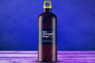 Desain mockup botol air dilengkapi carabiner psd