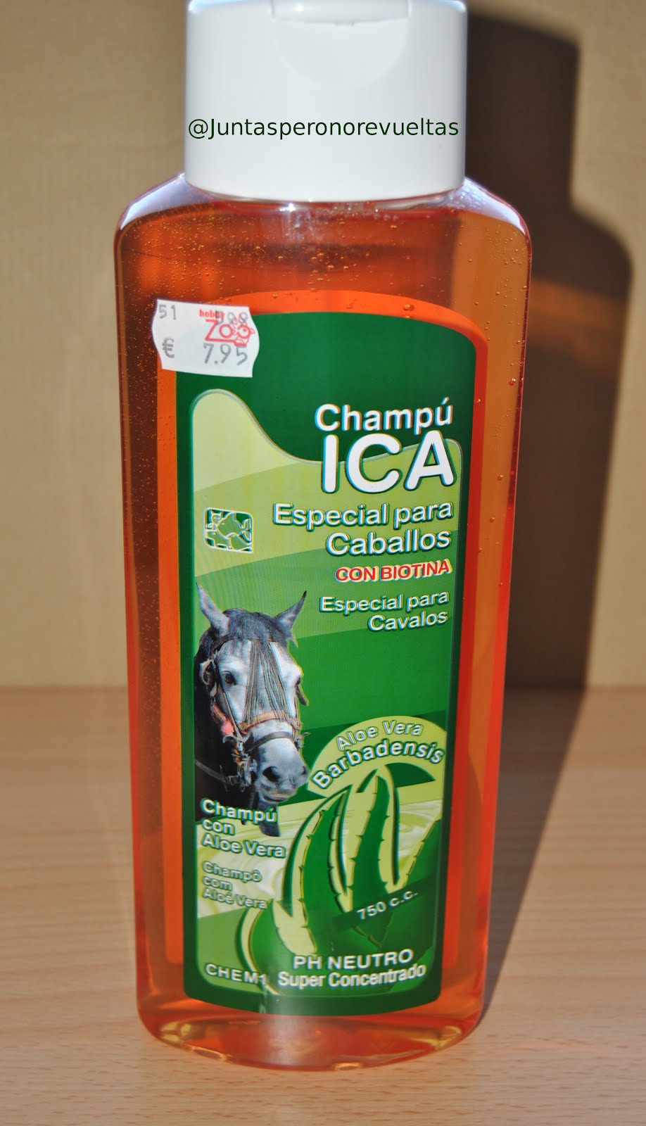 Juntas, pero no revueltas Together...yet apart. Probando el champú para caballos de ICA