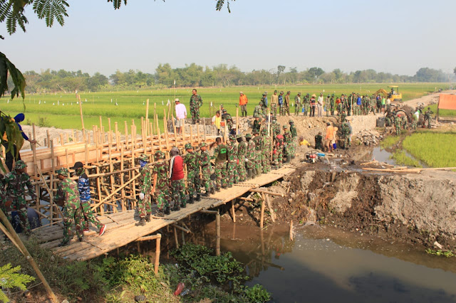 Satgas TMMD Reg 105  dan Warga Kebut Proyek Pembuatan Jembatan Program TMMD 