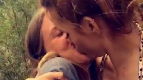 Bella Thorne · Lesbian Kiss
