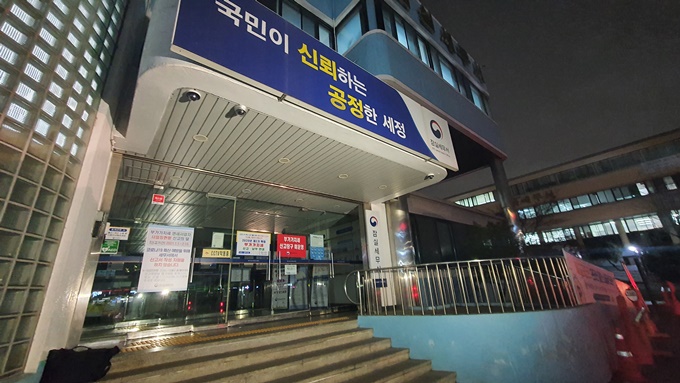 이 이미지는 대체 속성이 비어있습니다. 그 파일 이름은 origin_%25EC%259E%25A0%25EC%258B%25A4%25EC%2584%25B8%25EB%25AC%25B4%25EC%2584%259C%25EC%2597%2590%25EC%2584%259C%25ED%259D%2589%25EA%25B8%25B0%25EB%2582%259C%25EB%258F%2599%25E2%2580%25A6%25EB%25B2%2594%25EC%259D%25B8%25EC%2588%25A8%25EC%25A7%2580%25EA%25B3%25A03%25EB%25AA%2585%25EB%258B%25A4%25EC%25B3%2590.jpg입니다