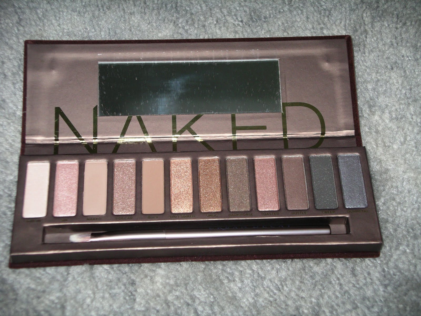 The Pink Powderpuff: Urban Decay Naked Palette Vs Too 