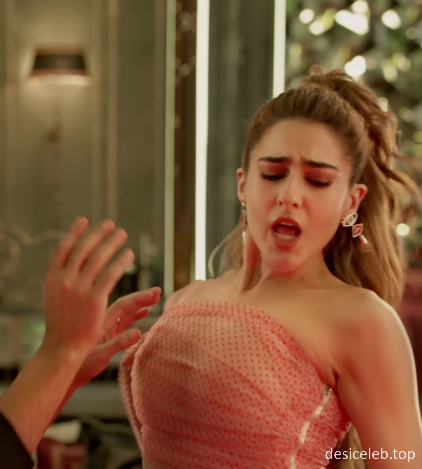 Sara Ali Khan Sexy thighs Husnn Hai Suhaana New Video Song, Sara Ali Khan boob pressed , Sara Ali Khan boobs, Sara Ali Khan ass grab ,Sara Ali Khan wet body, sara ali khan cleavage, sara ali khan semi nude , boob show, nip slip , pokies