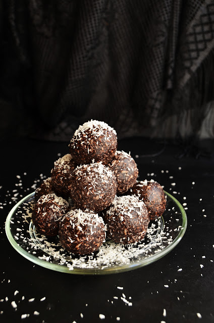 Trufe cu cacao si nuca de cocos (de post)