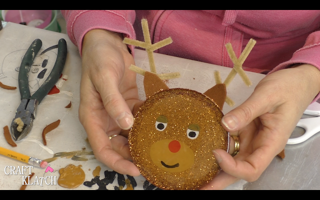 Learn how to make a reindeer resin coaster! A Christmas craft tutorial! #reindeer #reindeercrafts #christmas #christmascrafts #resin #resincoasters #resincrafts #resinchristmascrafts, crafting, diy. glitter