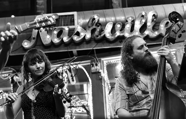 Violinist and bassist performing at Layla's Nashville, Photographer Sarah Bello