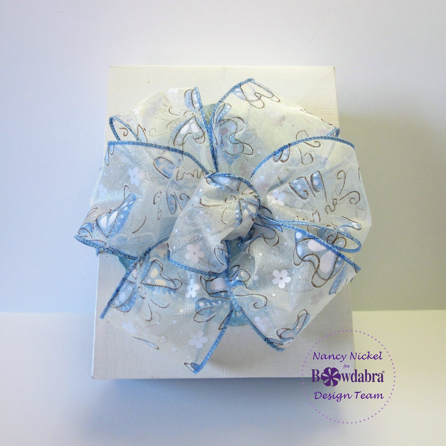 How to make a quick and easy gift box bow with Bowdabra
