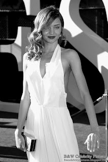 B&W pictures of Miranda Kerr wearing a sexy white dress, at ESPY awards - picture 1