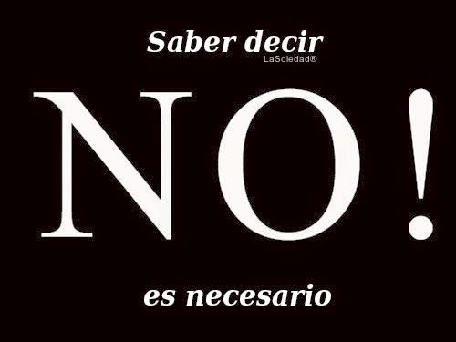 Vivimos entre el "Si" y el "No". Optar entre uno o el otro quizás sea una decisión comprometida. Hay veces en que la diferencia entre decir "Sí" o decir "No", puede ser determinante y modificar nuestra vida, para bien o para mal. El "No" lo tenemos seguro, eso decimos para infundirnos valor, decimos "No" de manera casi constante. Pero, a veces, decimos "Sí" sin medir las consecuencias, y en ese instante todo cambia. Pero, ¿No se trata de eso la vida? ¿De decir "Sí", de avanzar, de vivir? El "Sí" compromete, exterioriza aspiraciones, es señal de que en ocasiones algo falta. Podemos decidir que todo siga siendo "No", o animarnos al "Sí" y sumergirnos en la vida, esa vida que vivimos obstaculizando más o menos todo el tiempo con el "No". Por supuesto y soy una convencida de que saber decir "No" es necesario y se requiere de mucho valor para expresarlo. Tampoco es cuestión de andar por la vida con el famoso "Sí" fácil, pero !Cuanto amor hay en un Sí a tiempo!.-Decisiones, Indiferencia, Reflexiones de la vida, Instantes, Preguntas sin respuestas, Tiempo,