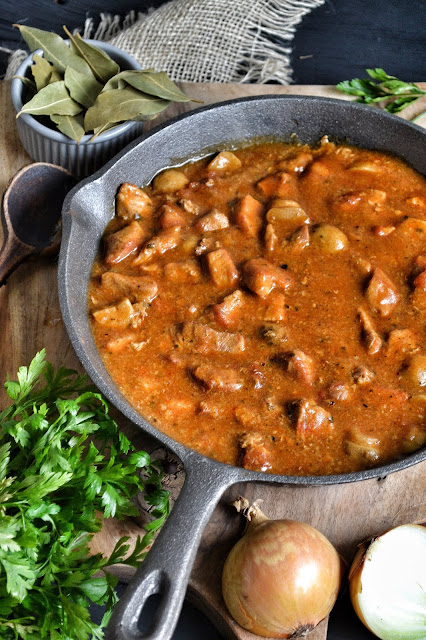 Gulasz z szynki wieprzowej z pieczarkami