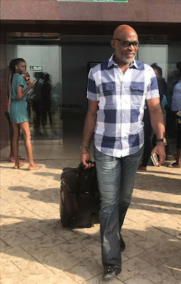 The girl in green at the airport who couldn't take her eyes off RMD (photos)